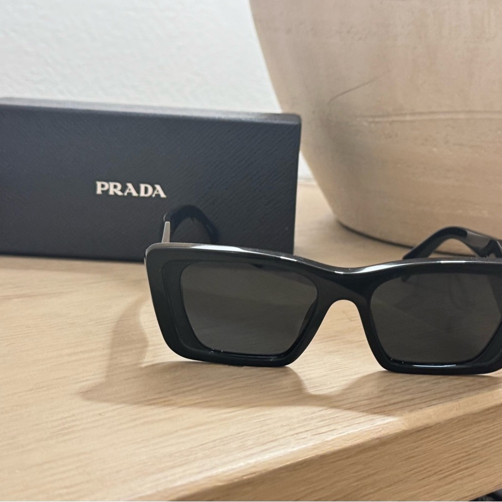 Authentic prada sunglasses SPR 08Y 51018 1AB-5S0 145
3N
